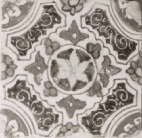 Tegel met een polychroom ornamentdecor